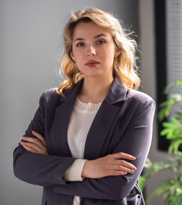 medium-shot-woman-posing-indoors (1)